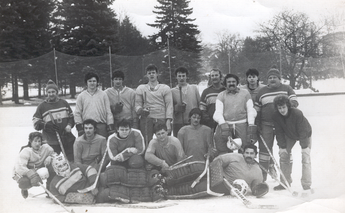 3. Župní přebor 1983 - Čtvrtý zprava v horní řadě V. Kalaš, vedle něj J. Novotný, J. Dostál, zcela vlevo nestárnoucí V. Rakouš. V brankářském J. Pánek a dále Pala, Kracík, Dvořák. 